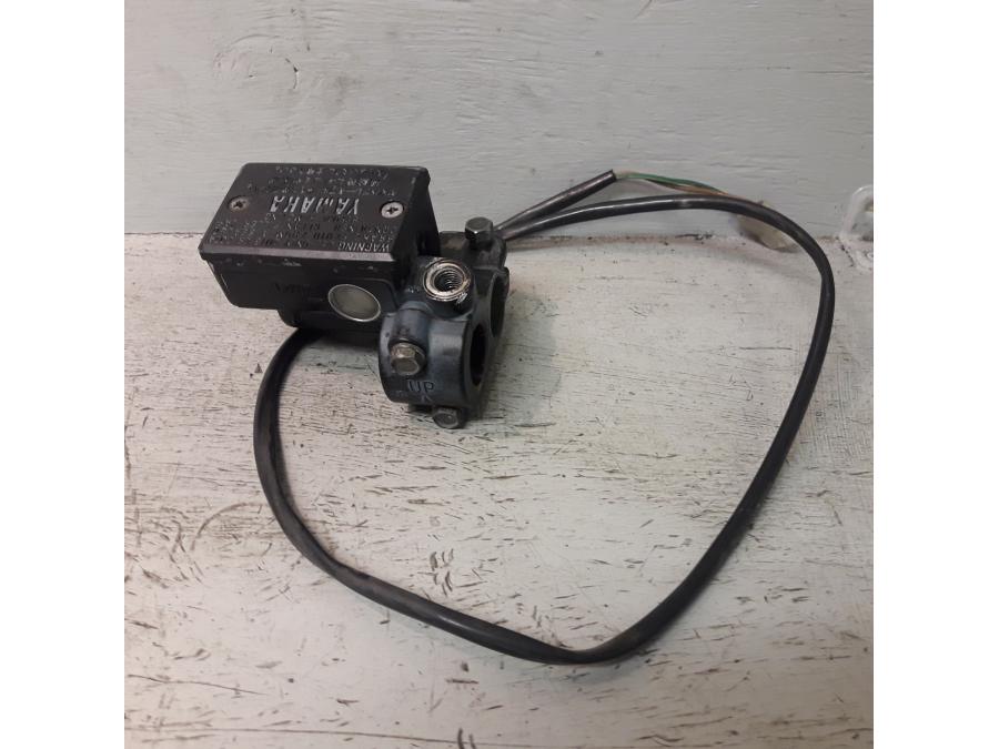 Baksidan på Bromshuvudcylinder från en Yamaha XTZ 750 -1995 motorcykel.