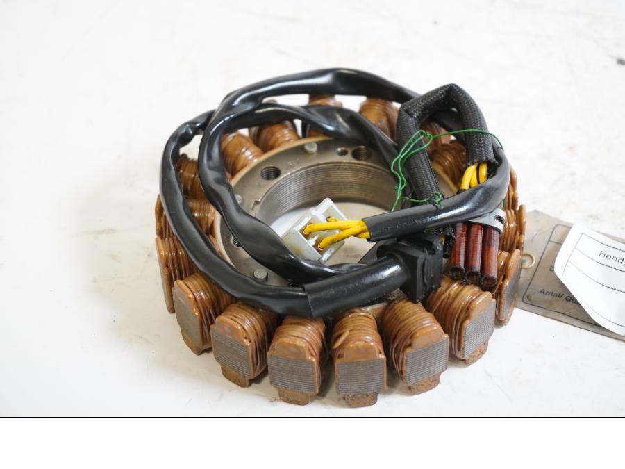 Framsidan på Generator från en Honda VT 750 -2004 motorcykel.