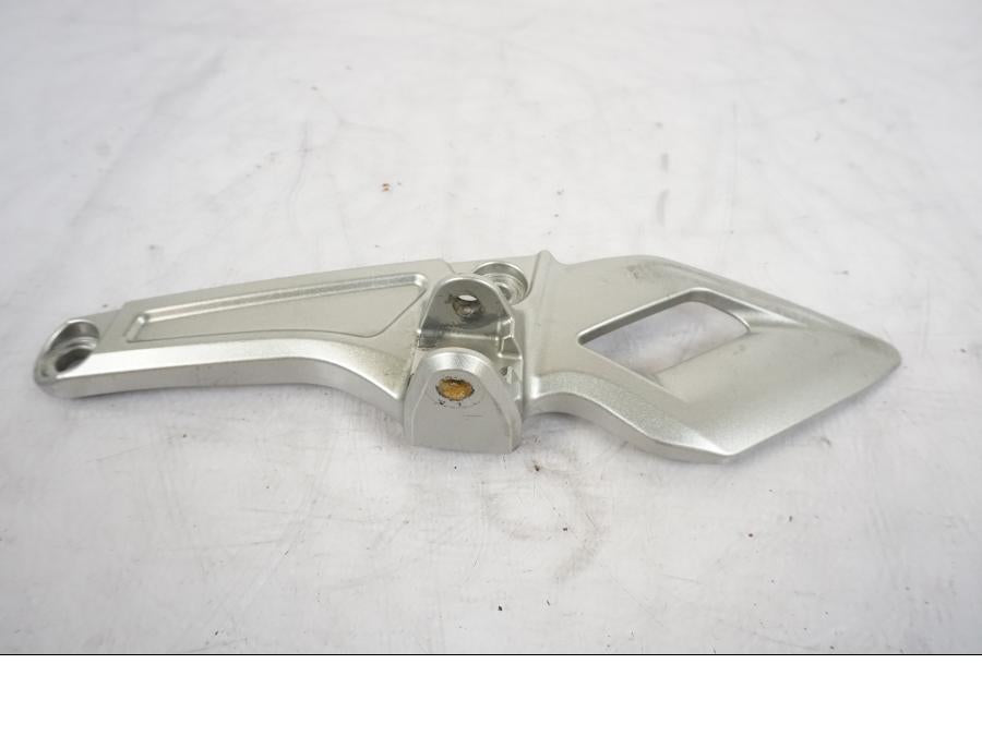 Baksidan på Fotpinnefäste från en Honda VFR 1200 -2010 motorcykel.