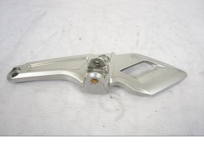 Baksidan på Fotpinnefäste från en Honda VFR 1200 -2010 motorcykel.