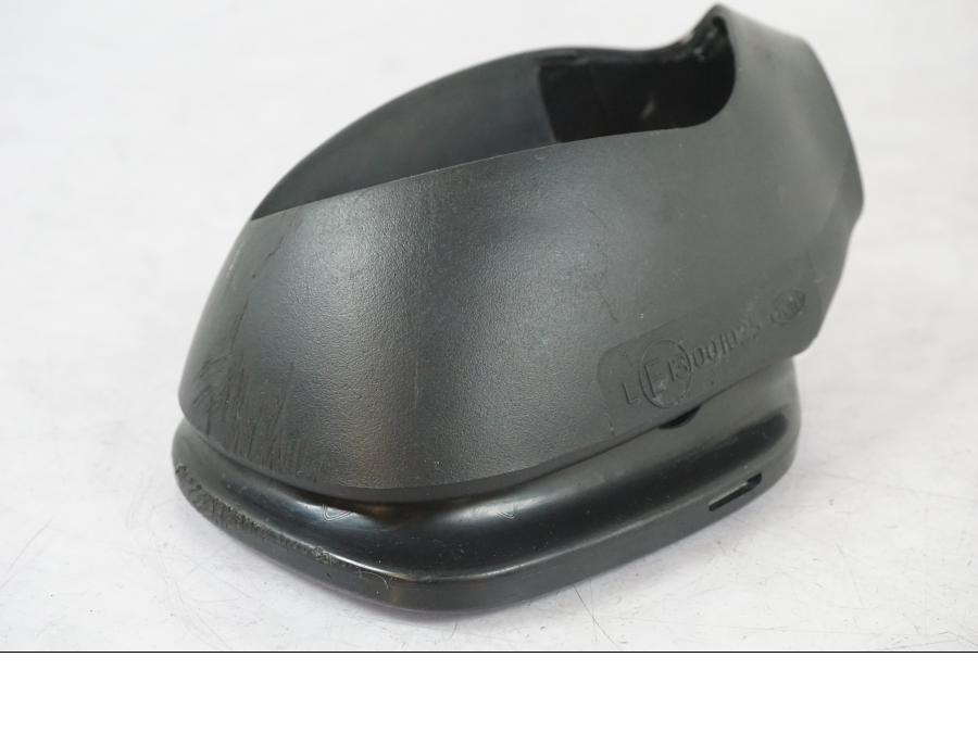 Snett uppifrån på Backspegel från en Suzuki GSX-R 750 -2006 motorcykel.