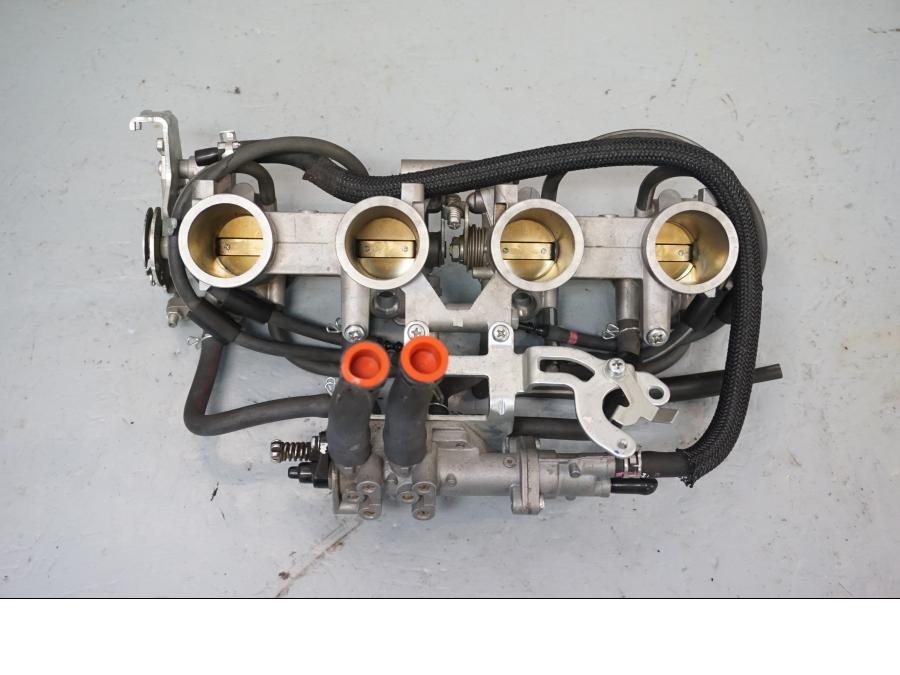 Framsidan på Spjällhus från en Yamaha XJ 6 -2011 motorcykel.