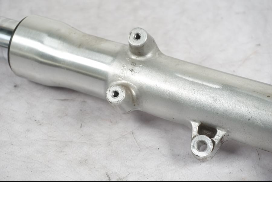 Höger sida på Gaffelben från en Honda VT 600 C -1998 motorcykel.