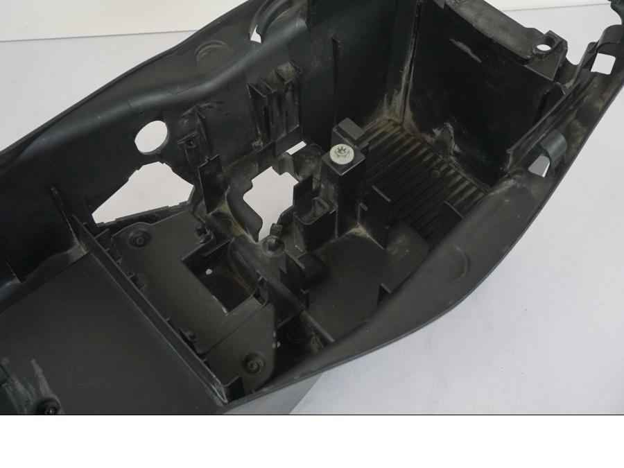 Höger sida på Undertail från en KTM 1290 Super Duke R -2018 motorcykel.