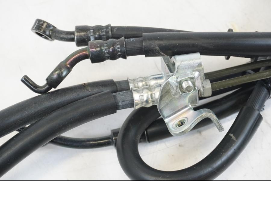 Snett uppifrån på Bromsledning från en Yamaha MT-09 -2021 motorcykel.