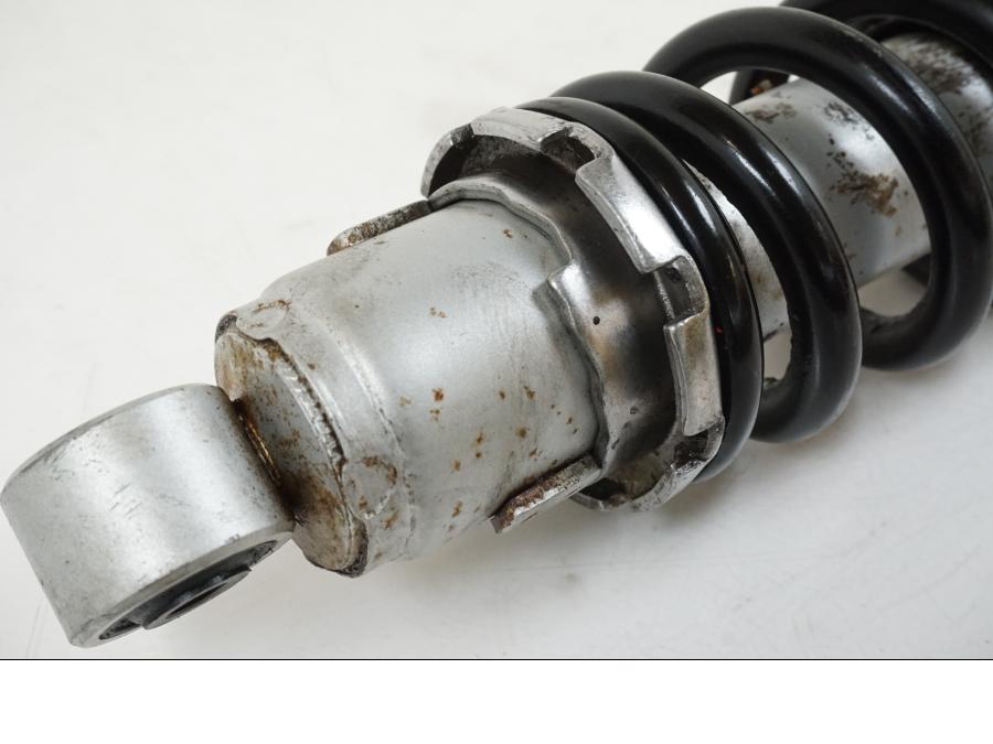 Snett nerifrån på Stötdämpare från en Kawasaki Z 750 -2006 motorcykel.