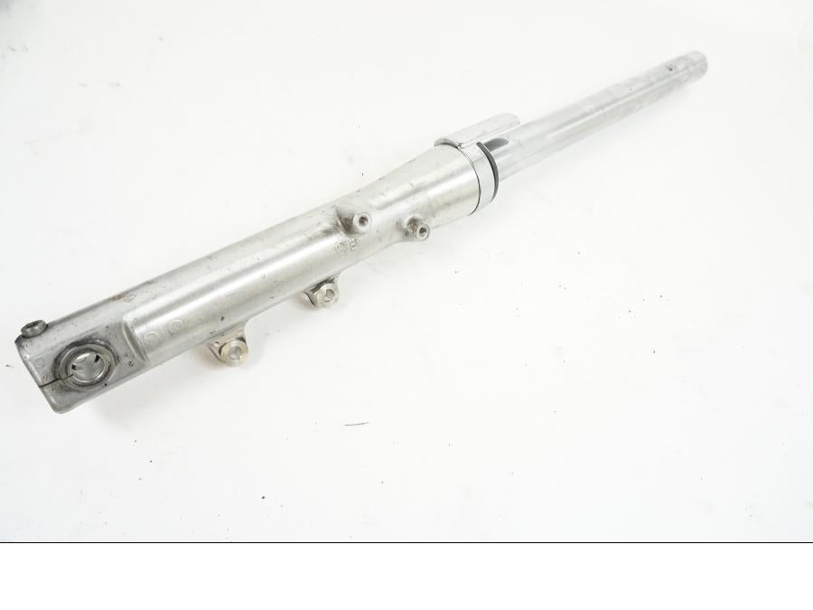 Framsidan på Gaffelben från en Yamaha XVS 1100 -2004 motorcykel.