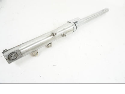 Framsidan på Gaffelben från en Yamaha XVS 1100 -2004 motorcykel.