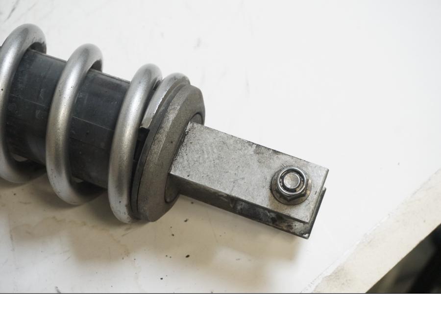 Snett nerifrån på Stötdämpare från en Kawasaki Z 800 -2014 motorcykel.