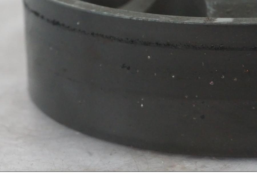 Snett nerifrån på Remsspännhjul från en Buell 1125 R -2008 motorcykel.