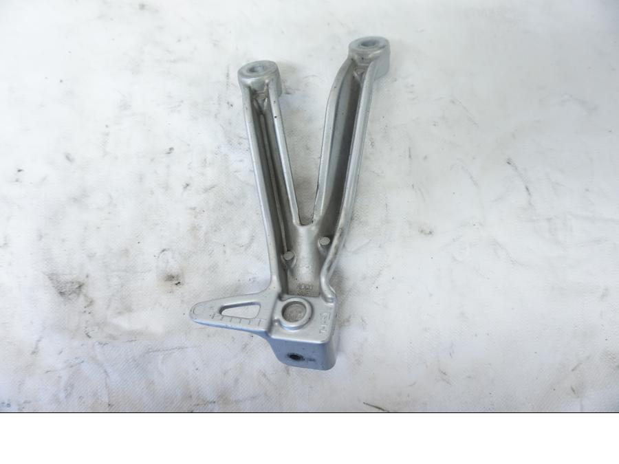 Baksidan på Fotpinnefäste från en Suzuki GSX-R 750 -2001 motorcykel.