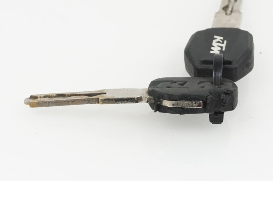 Baksidan på Tanklock från en KTM 1190 Adventure -2013 motorcykel.