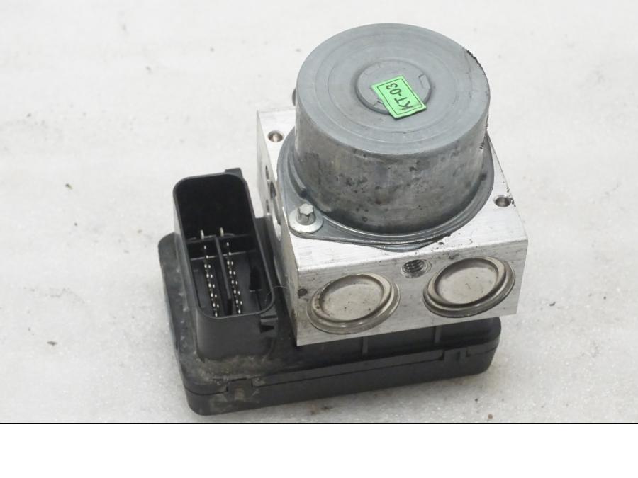 Baksidan på ABS Modulator från en KTM 125 Duke -2015 motorcykel.