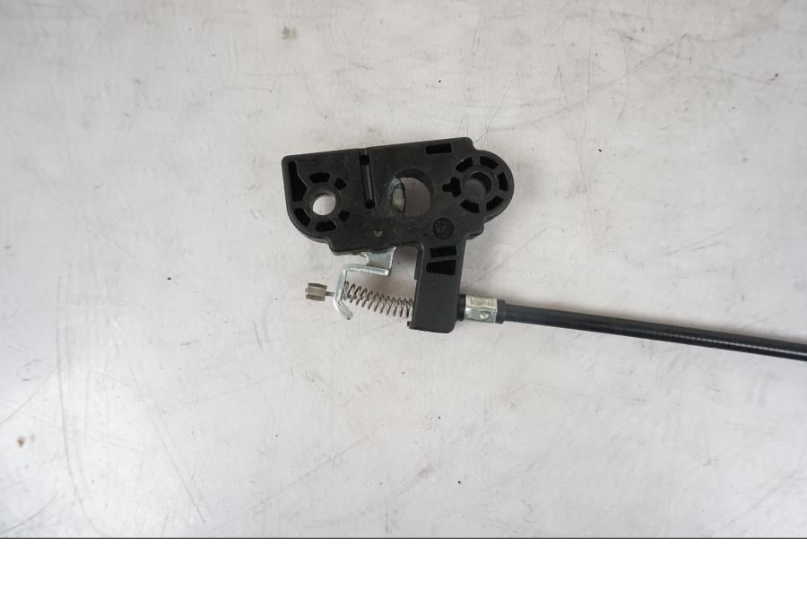 Baksidan på Sadellåsmekanism från en KTM 1290 Super Duke R -2021 motorcykel.