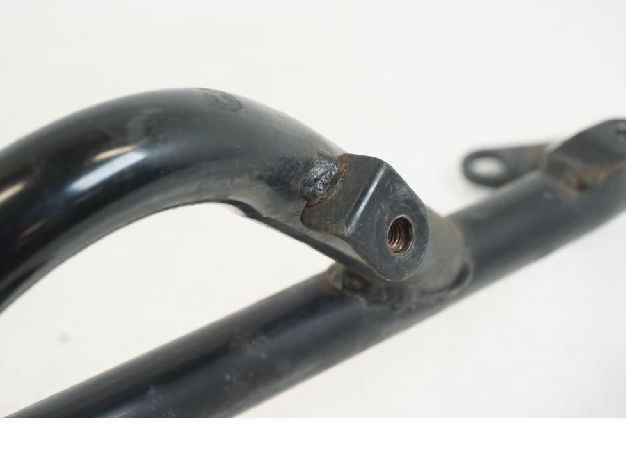 Höger sida på Motorskyddsbåge från en Honda ST 1300 -2002 motorcykel.