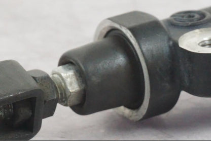 Vänster sida på Bromshuvudcylinder från en Yamaha MT-09 -2016 motorcykel.