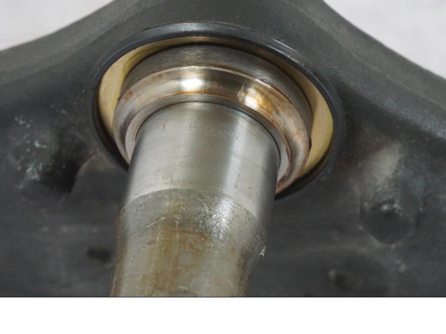 Vänster sida på Gaffelkrona från en Suzuki VL 800 -2002 motorcykel.