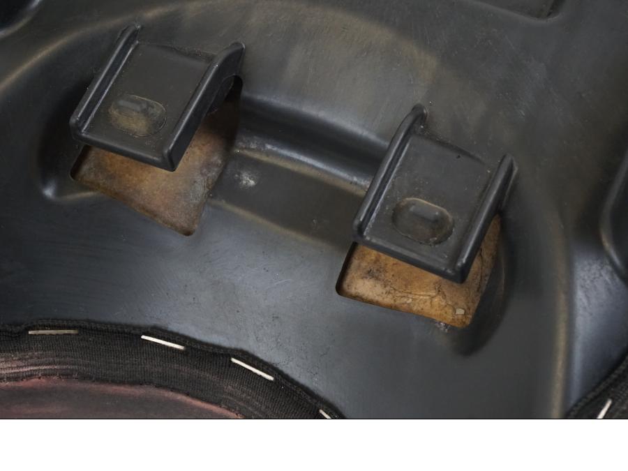 Snett nerifrån på Sadel från en Ducati Streetfighter S -2011 motorcykel.