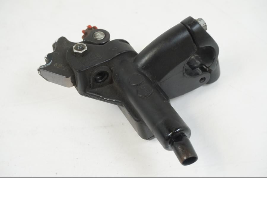 Snett nerifrån på Kopplingshuvudcylinder från en KTM 990 SM -2009 motorcykel.