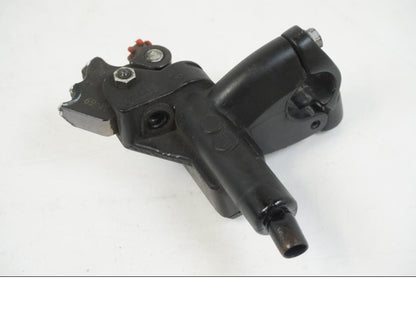 Snett nerifrån på Kopplingshuvudcylinder från en KTM 990 SM -2009 motorcykel.