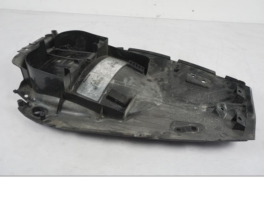 Snett uppifrån på Undertail från en Kawasaki ER-6N ABS -2010 motorcykel.