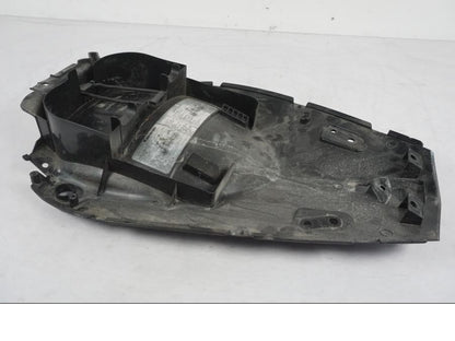 Snett uppifrån på Undertail från en Kawasaki ER-6N ABS -2010 motorcykel.
