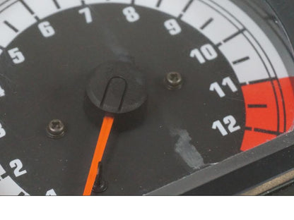 Höger sida på Instrumentpanel från en Suzuki SV 650 S -2005 motorcykel.