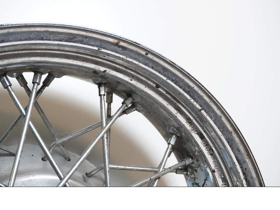 Snett uppifrån på Fälg från en Yamaha XVS 1100 -2000 motorcykel.