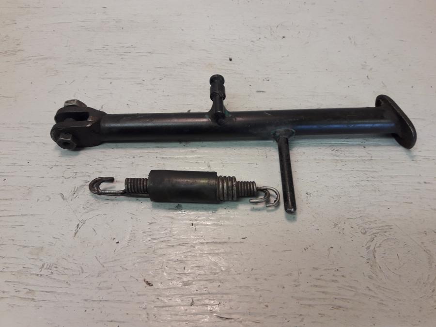 Framsidan på Sidostöd från en Aprilia RS 125 -2017 motorcykel.