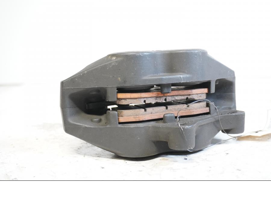 Höger sida på Bromsok från en BMW K 1200 RS -2003 motorcykel.