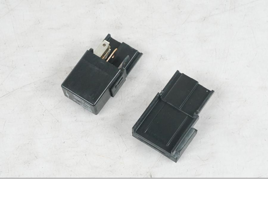 Framsidan på <p>Relä från Yamaha XJR 1300 2005.</p>

<p>G8H-1C4T-D. Plast fästet har brytts av så sitter ej ihop se bilder.</p> motorcykel.