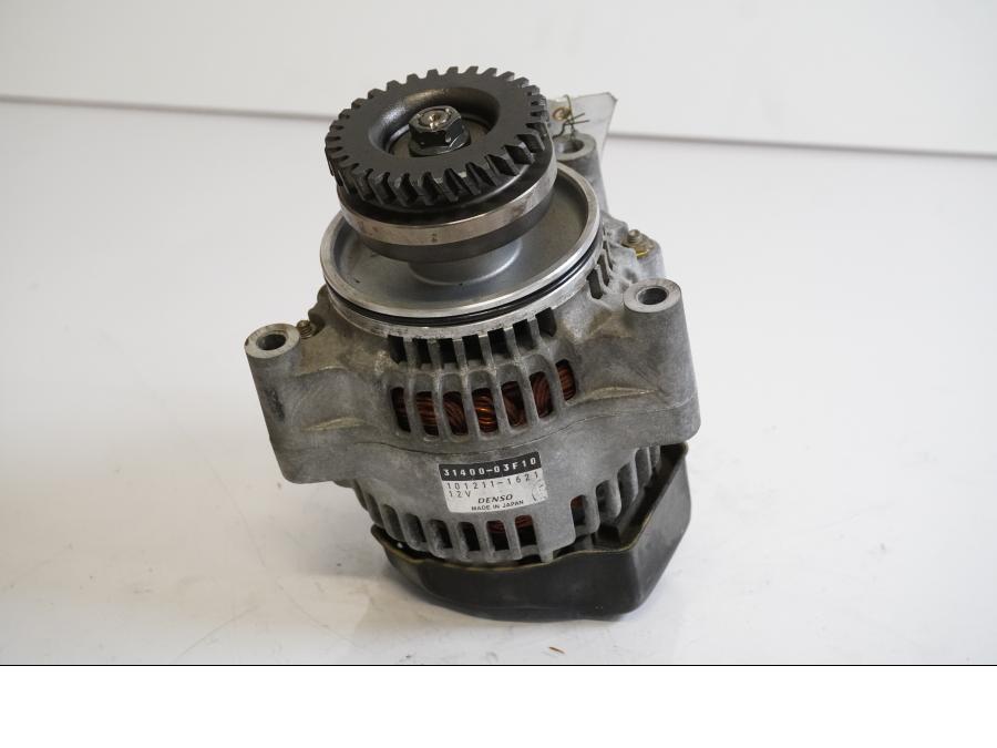 Framsidan på Generator från en Suzuki GSX 750 -2001 motorcykel.