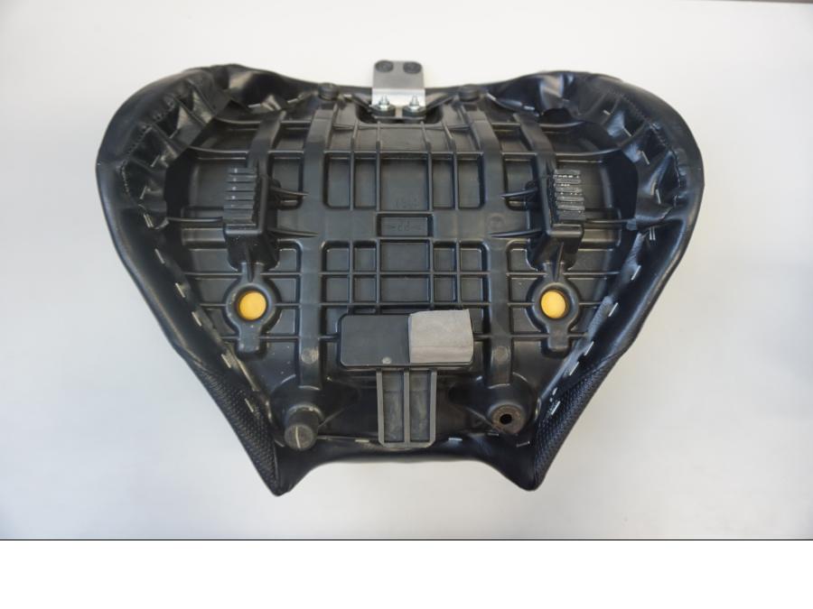 Vänster sida på Sadel från en Suzuki VZ 800 -2009 motorcykel.