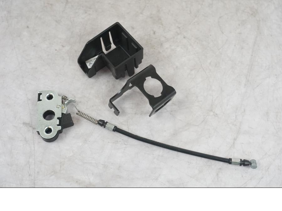 Framsidan på Sadellåsmekanism från en KTM 1290 Super Duke R -2022 motorcykel.