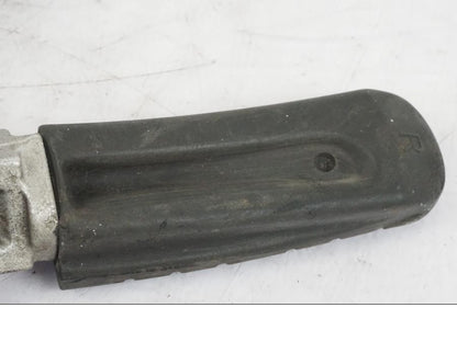 Snett uppifrån på Fotpinne från en KTM 690 Duke -2015 motorcykel.