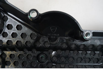 Vänster sida på Motorkåpa från en Ducati Desert X -2022 motorcykel.