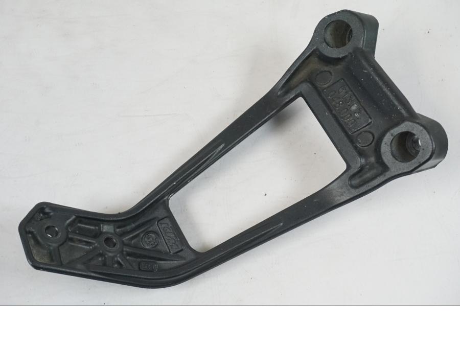 Vänster sida på Fotpinnefäste från en KTM 1290 Super Duke R -2018 motorcykel.