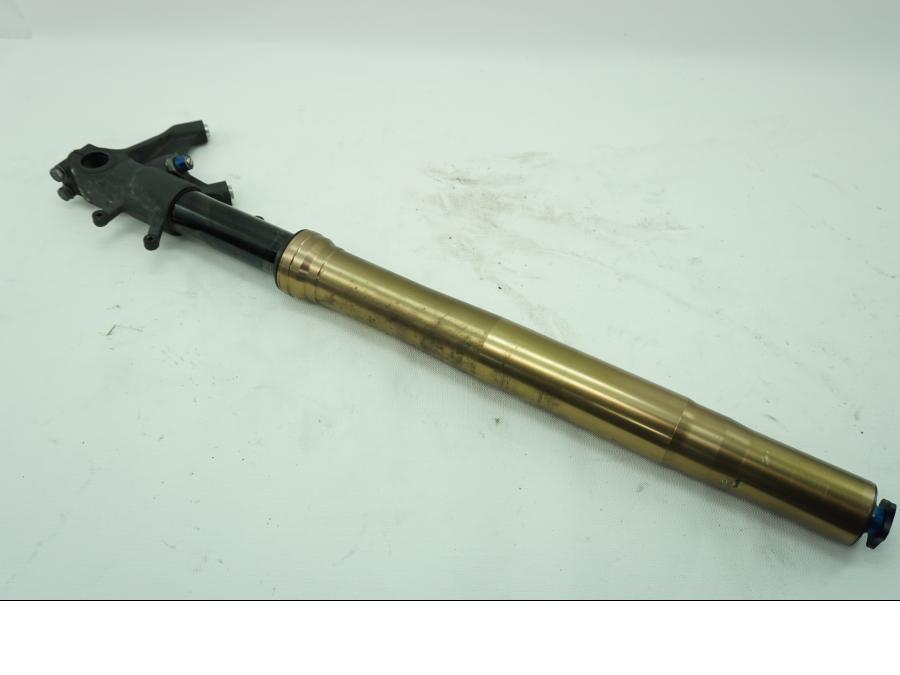 Baksidan på Gaffelben från en Suzuki GSX-R 1000 -2008 motorcykel.