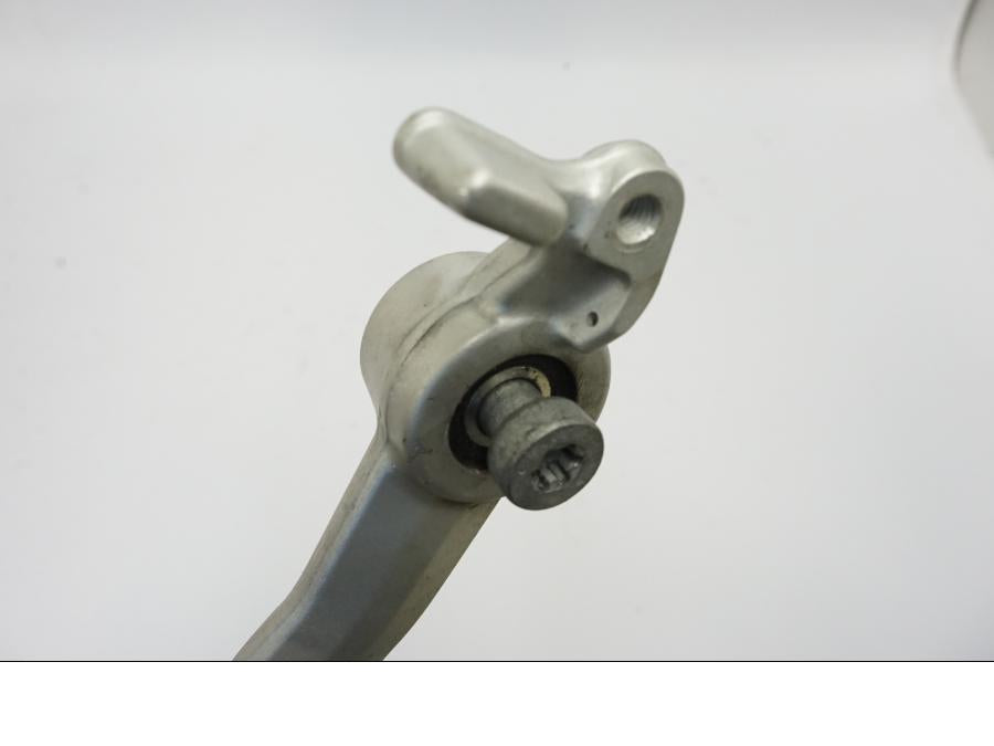 Snett uppifrån på Bromspedal från en KTM 690 Duke -2016 motorcykel.