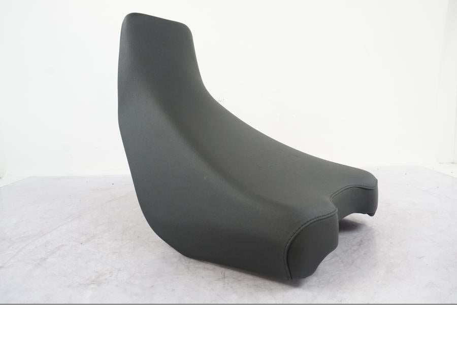 Snett nerifrån på Sadel från en Ducati Desert X -2023 motorcykel.