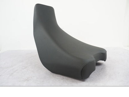 Snett nerifrån på Sadel från en Ducati Desert X -2023 motorcykel.