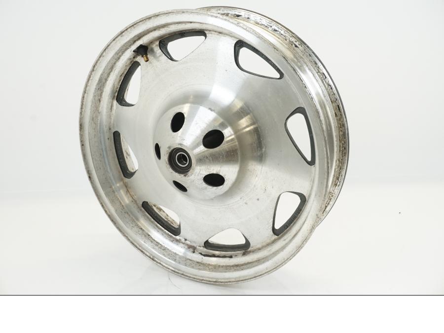 Framsidan på Fälg från en Suzuki VL 1500 -1999 motorcykel.