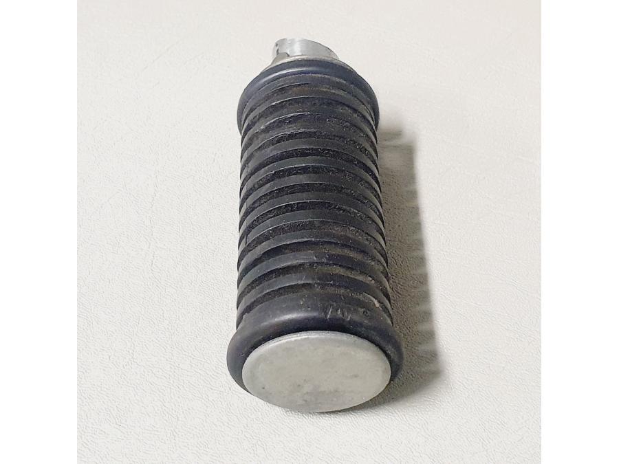 Höger sida på Fotpinne från en Suzuki VL 800 -2001 motorcykel.