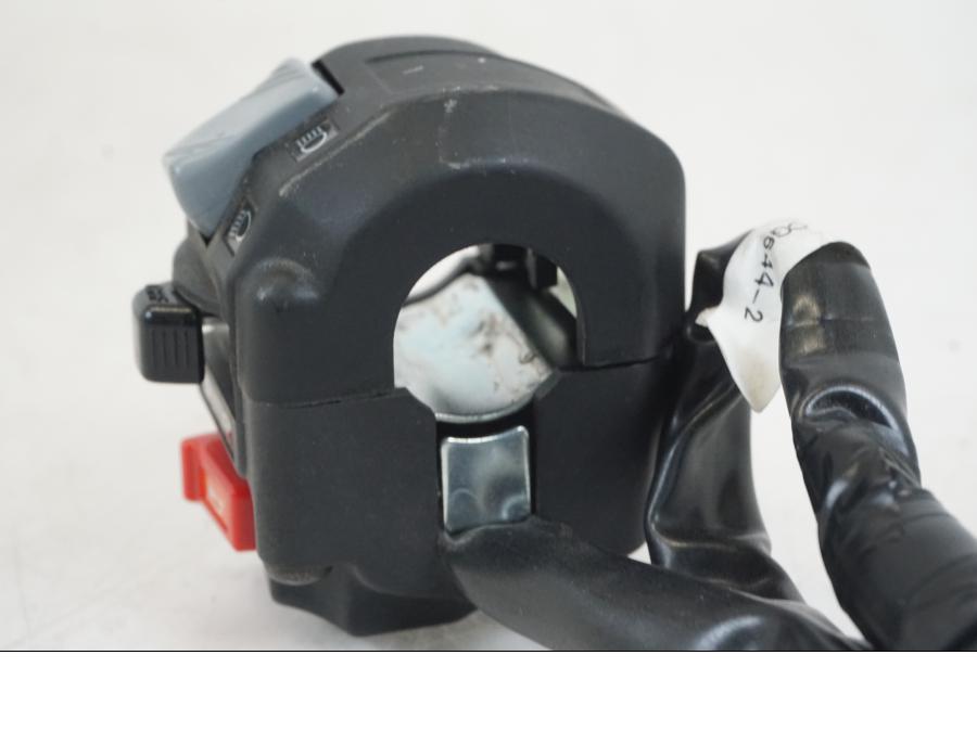 Vänster sida på Styrelreglage från en Husqvarna 701 Supermoto -2020 motorcykel.