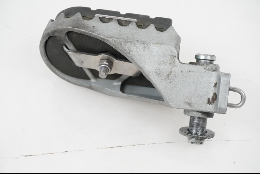 Baksidan på Fotpinne från en KTM 1290 Super Adventure S -2022 motorcykel.