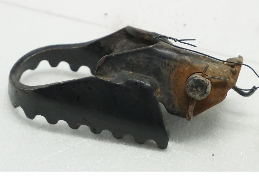 Baksidan på Fotpinne från en Suzuki DR 650 -1996 motorcykel.