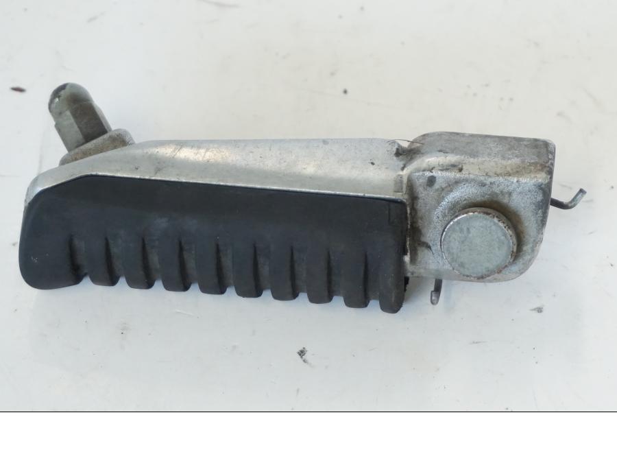 Vänster sida på Fotpinne från en Kawasaki ZR-7 -2001 motorcykel.