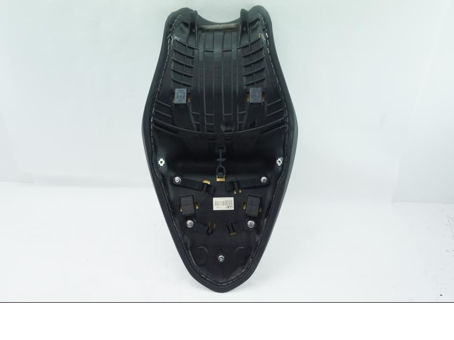 Snett uppifrån på Sadel från en Ducati Monster 1200 -2016 motorcykel.