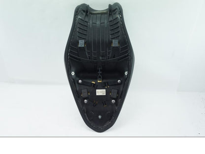 Snett uppifrån på Sadel från en Ducati Monster 1200 -2016 motorcykel.