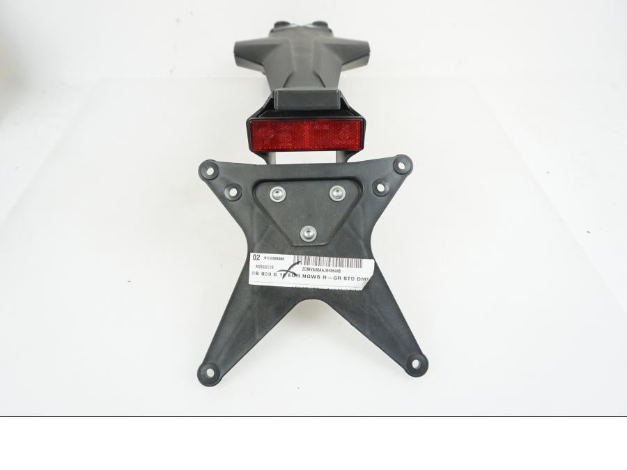 Framsidan på Skylthållare från en Ducati Monster -2017 motorcykel.